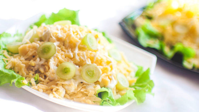 Салат с куриным филе, огурцами и орехами