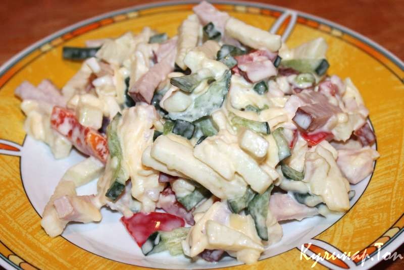 Салат с курицей и ветчиной