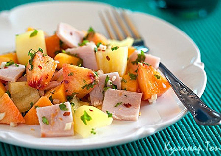 Салат с персиками, ветчиной и сладким перцем