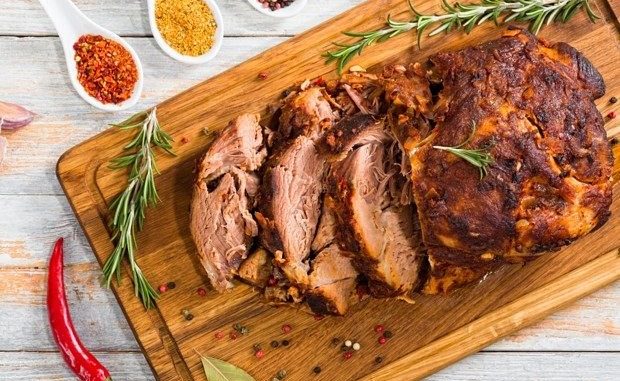 Свиная рулька в пряном соусе