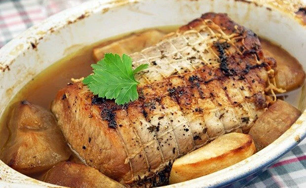 Свиная шейка с яблоками