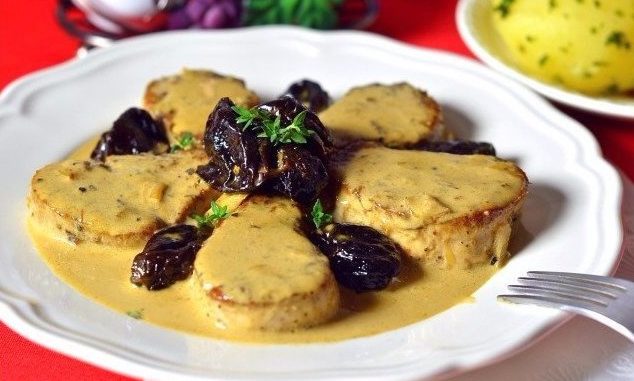 Свиные медальоны с черносливом