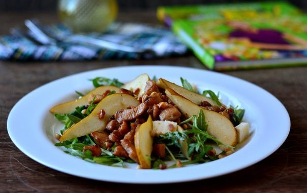 Теплый салат с куриным филе и грушей