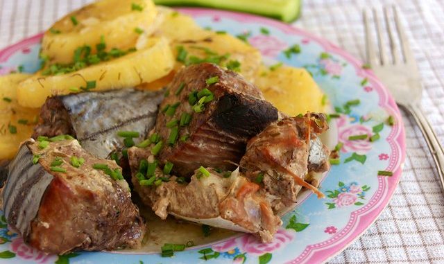 Тунец с картошкой в рукаве