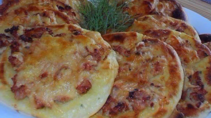 Ватрушки с беконом и картофелем
