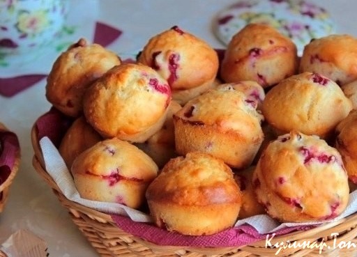 Воздушные кексы с брусникой