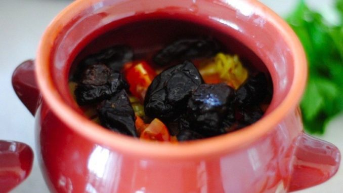 Жаркое в горшочке из курицы с черносливом