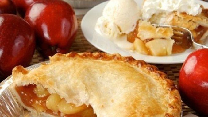 Закрытый пирог с яблоком и карамелью