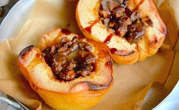 Запеченная айва с орехами