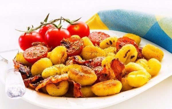 Запеченный картофель с беконом и помидорами Запеченный картофель с беконом и помидорами