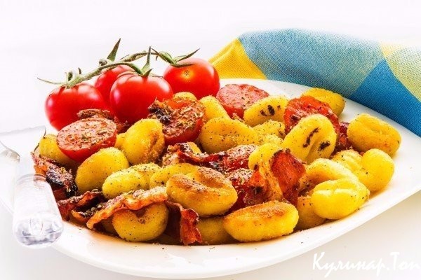 Запеченный картофель с беконом и помидорами