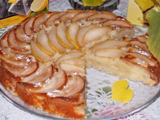 Йогуртовый бисквитный пирог с грушами