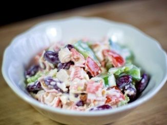 Cалат с крабовыми палочками и фасолью