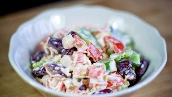 Cалат с крабовыми палочками и фасолью Cалат с крабовыми палочками и фасолью