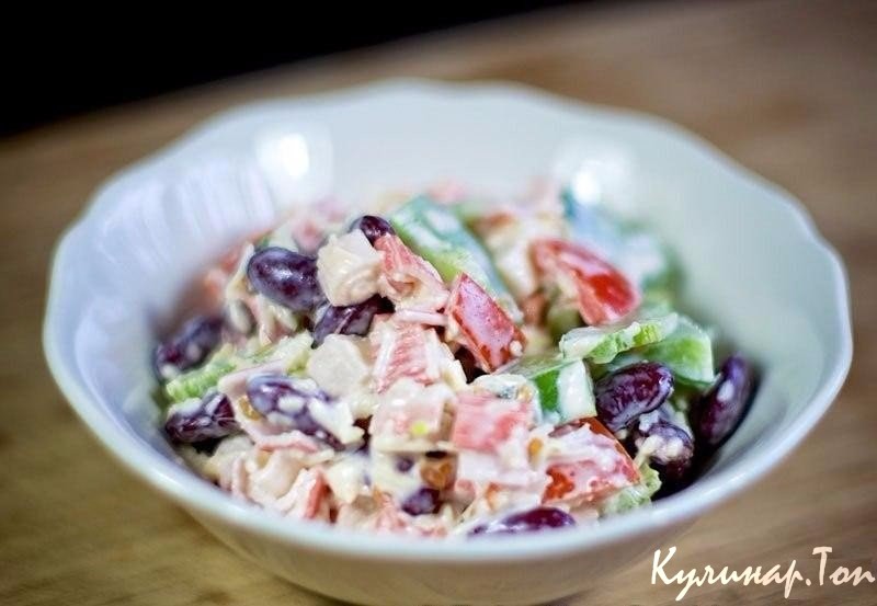 Cалат с крабовыми палочками и фасолью