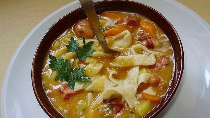 Фасолевый суп с домашней лапшой Фасолевый суп с домашней лапшой