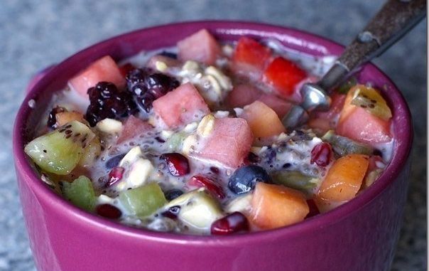 Фруктовый салат с овсяными хлопьями Фруктовый салат с овсяными хлопьями