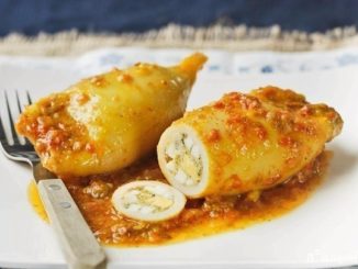 Кальмары фаршированные креветками под соусом