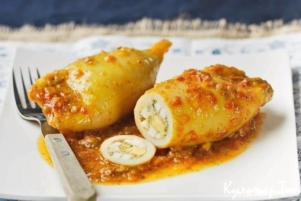 Кальмары фаршированные креветками под соусом