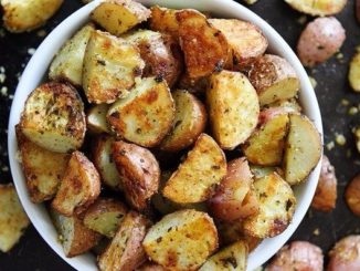 Картофель с соусом песто и сыром
