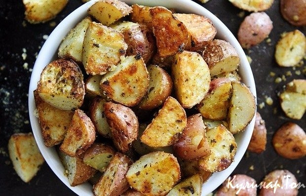 Картофель с соусом песто и сыром