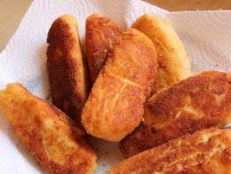 Картофельные колбаски с творогом и манкой в мультиварке