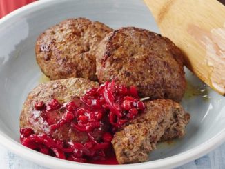 Котлеты из баранины с брусникой