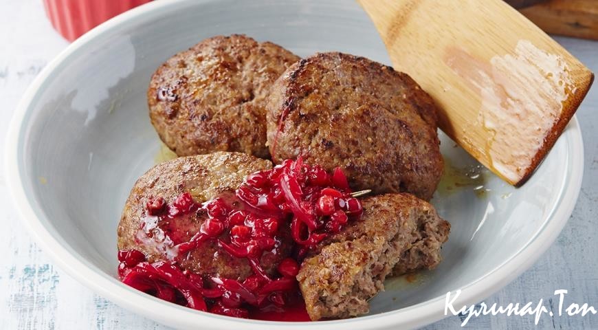 Котлеты из баранины с брусникой