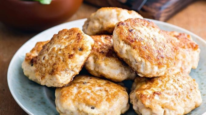Куриные биточки с грибным соусом Куриные биточки с грибным соусом