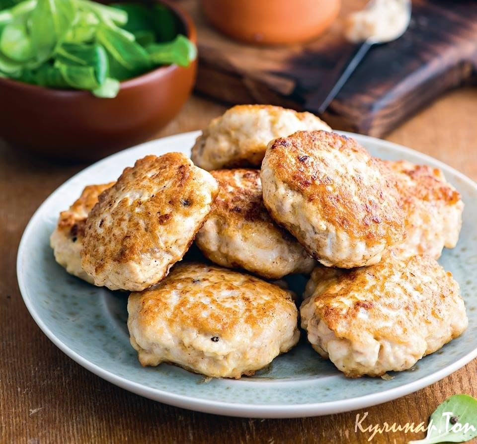 Куриные биточки с грибным соусом