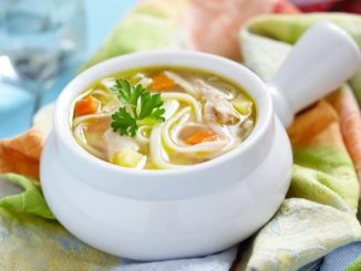 Куриный бульон с лапшой