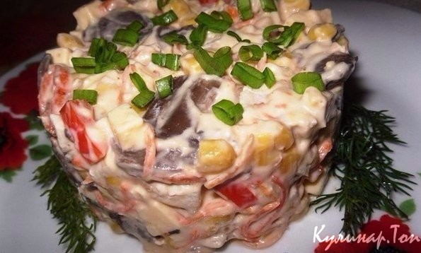 Куриный салат с грибами и кукурузой Куриный салат с грибами и кукурузой