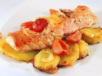 Лосось с картофелем, запечённый в духовке