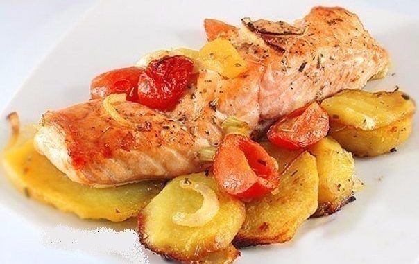 Лосось с картофелем, запечённый в духовке Лосось с картофелем, запечённый в духовке