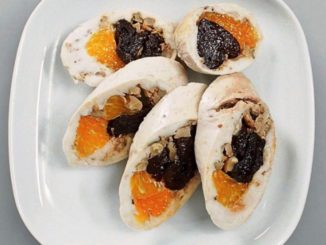 Паровой куриный рулет с мандаринами и черносливом