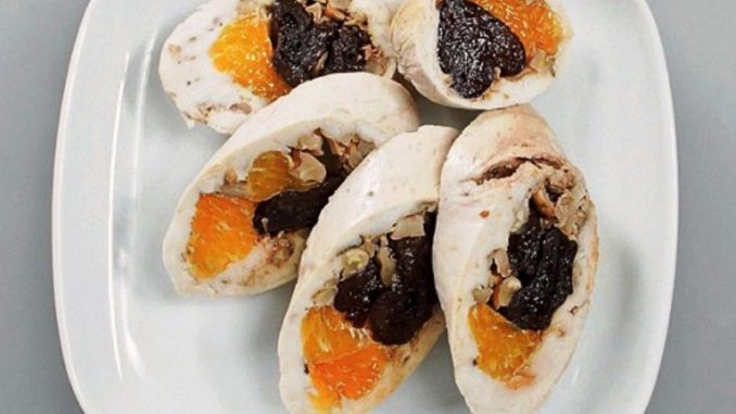 Паровой куриный рулет с мандаринами и черносливом Паровой куриный рулет с мандаринами и черносливом
