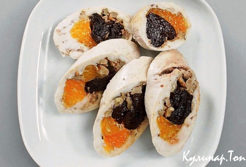Паровой куриный рулет с мандаринами и черносливом