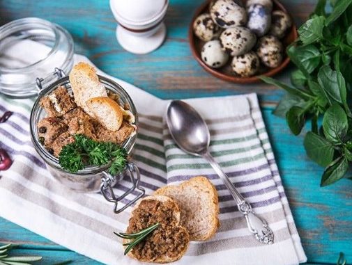 Паштет Паштет из фарша с беконом, черносливом и орехами
