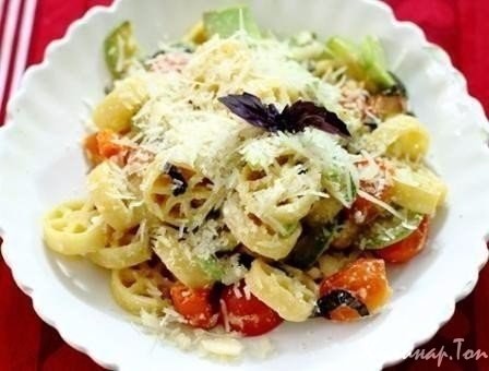 Паста с кабачком и помидорами Паста с кабачком и помидорами