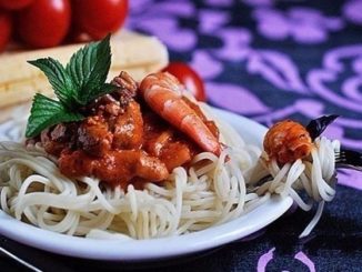 Паста с морепродуктами в томатном соусе