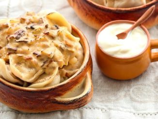 Пельмени в горшочке с грибами