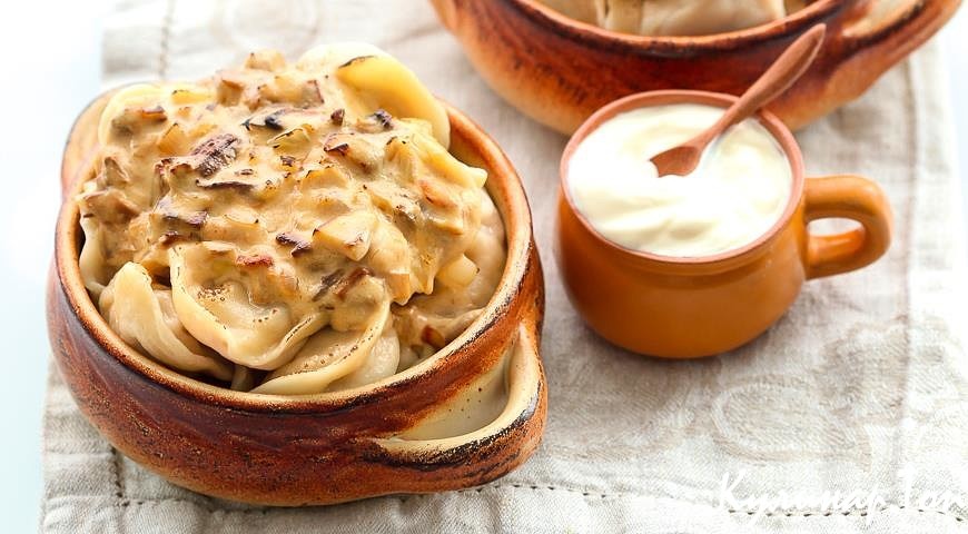 Пельмени в горшочке с грибами