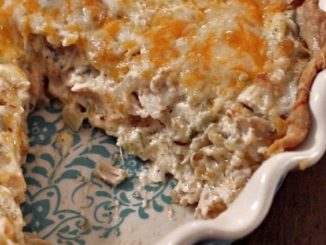 Пирог с индейкой, картофелем и моцареллой
