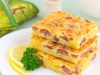 Пирог с сыром и сосисками