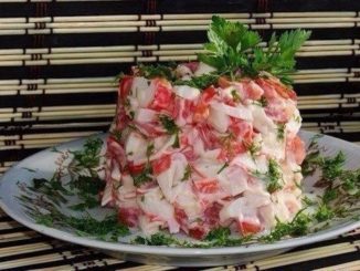 Салат из крабовых палочек с помидорами