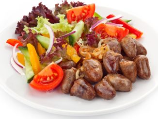 Салат овощной с куриными сердечками