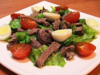 Салат с говядиной, помидорками и яйцами