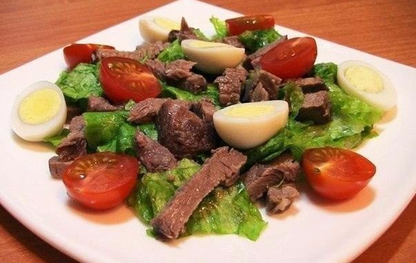 Салат с говядиной, помидорками и яйцами Салат с говядиной, помидорками и яйцами