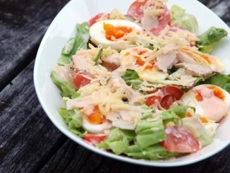 Салат с курицей,яйцом и помидором