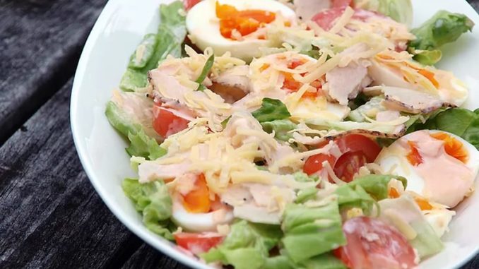 Салат с курицей,яйцом и помидором Салат с курицей,яйцом и помидором